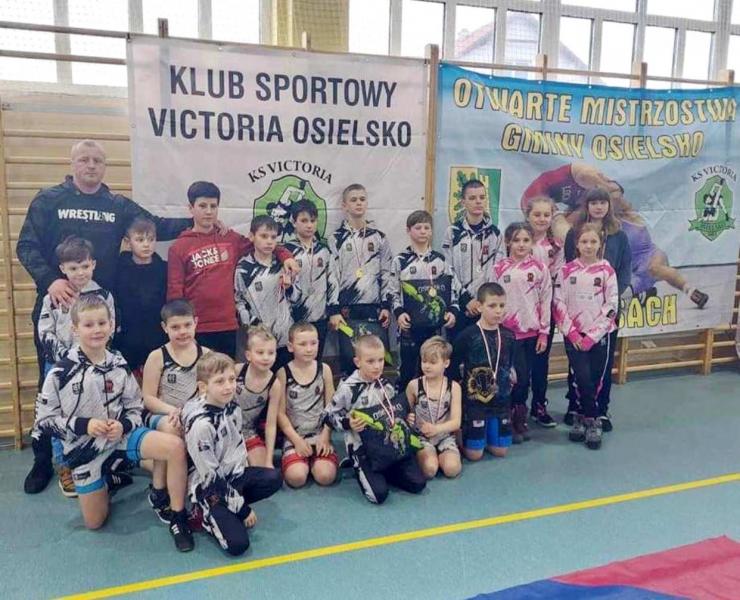 12 medali dla najmłodszych Białogardzkich zapaśników.
