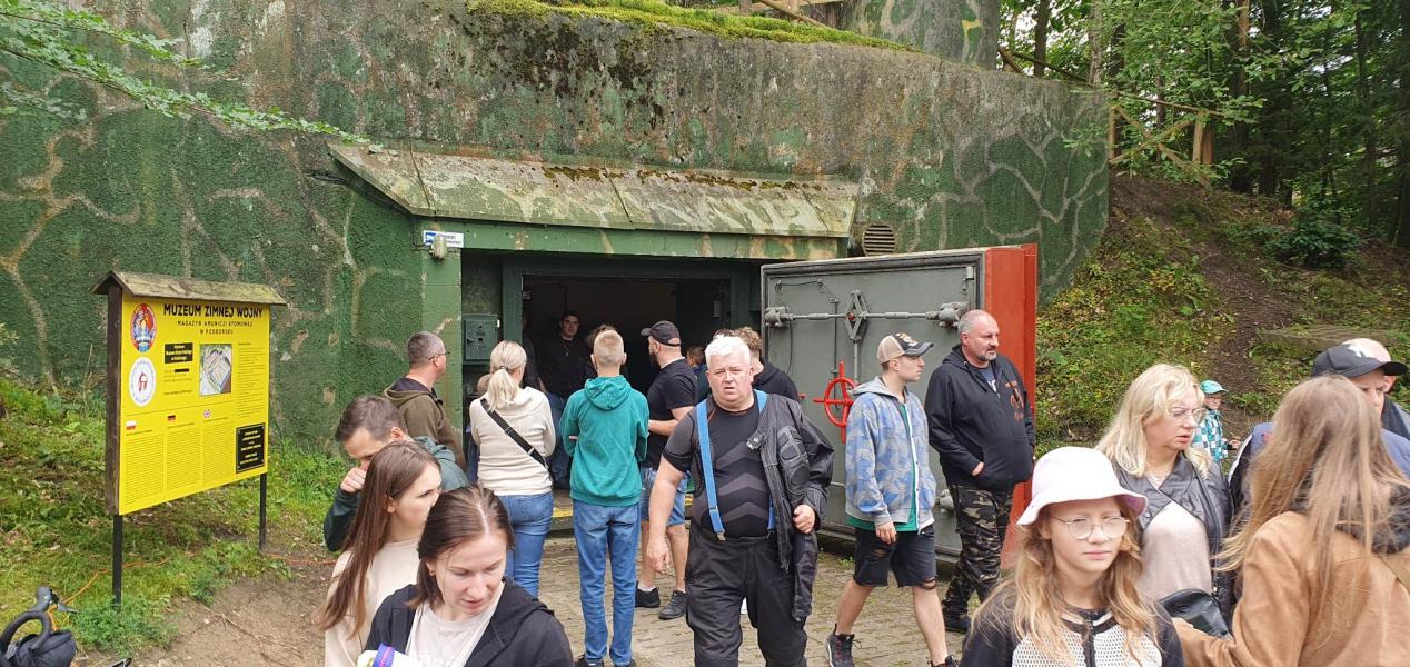 MUZEUM ZIMNEJ WOJNY PODBORSKO 3001 - Zwiedzanie z przewodnikiem przyciągnęło setki osób. 