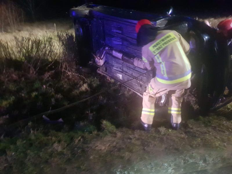 Dachowanie auta osobowego na drodze nr 166 koło Lulewic