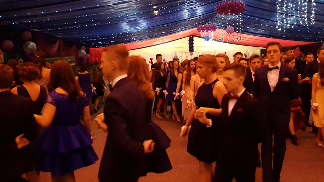 Bal Szkolny 2019 - szkolna zabawa i Polonez w wykonaniu klas gimnazjalnych.  Duża porcja zdjęć z tego wydarzenia! 