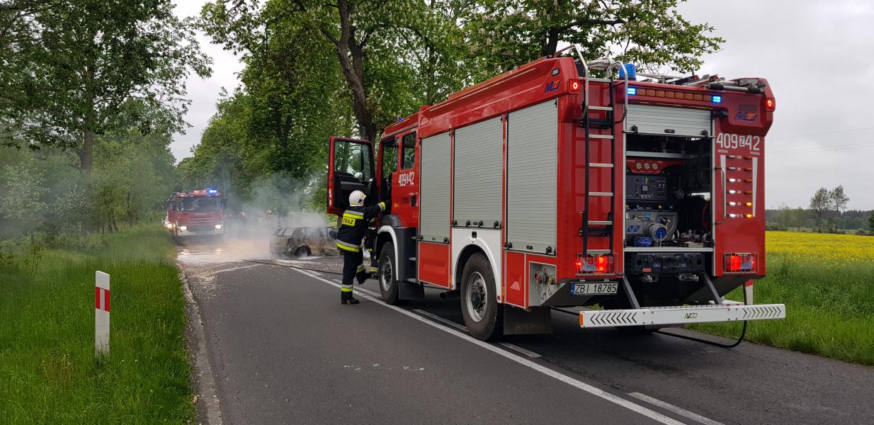 Tragiczny wypadek pod Tychowem! Kierowca spłonął po czołowym uderzeniu w drzewo.