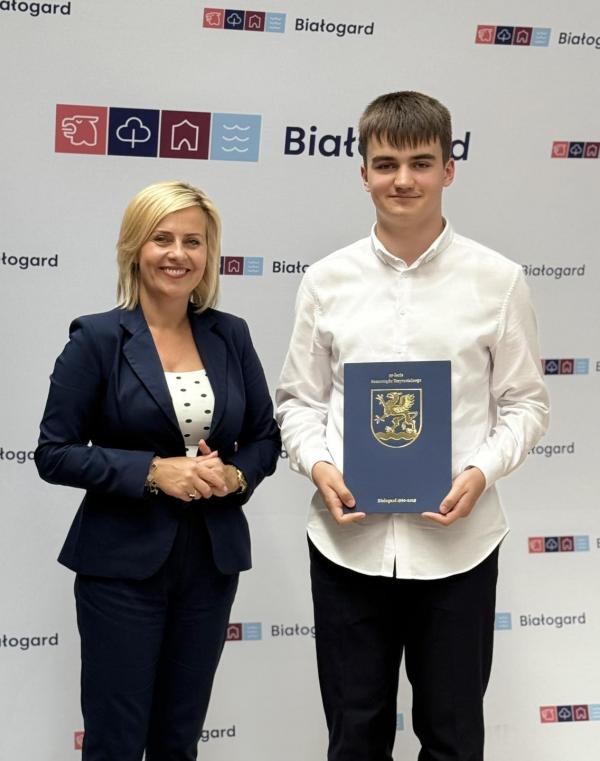Stypendia za wybitne osiągnięcia wręczone uczniom szkół podstawowych w Białogardzie.