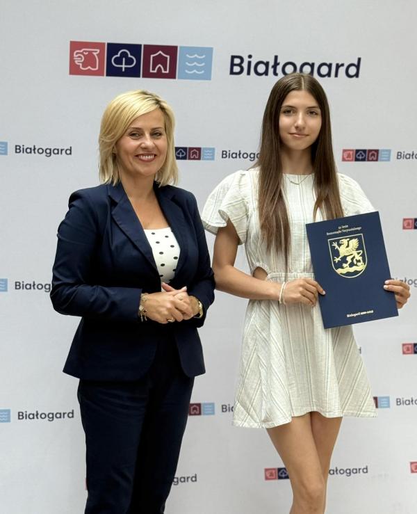 Stypendia za wybitne osiągnięcia wręczone uczniom szkół podstawowych w Białogardzie.