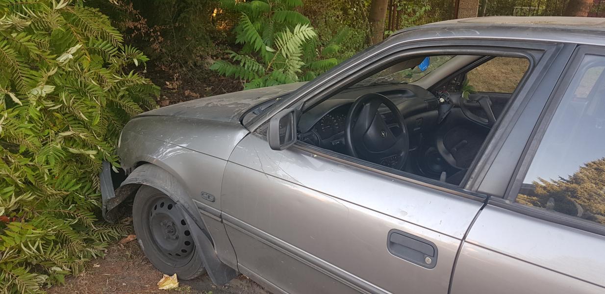 Uciekał przed policją  - rozbił auto i wpadł.