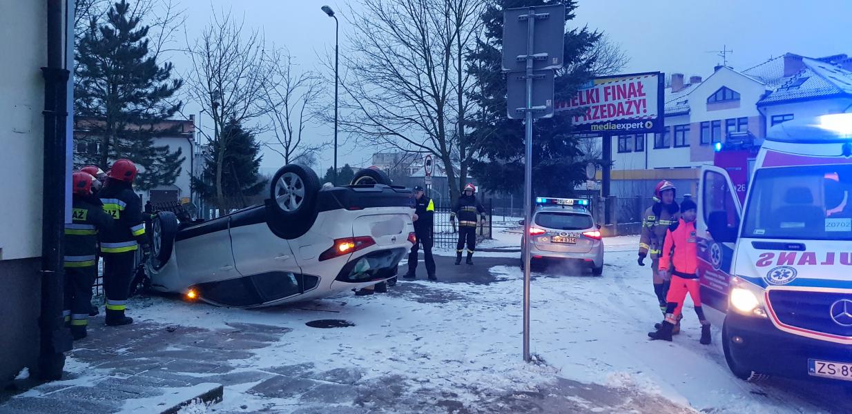 Dachowanie w centrum Białogardu - Nissan uderzył w ogrodzenie. 