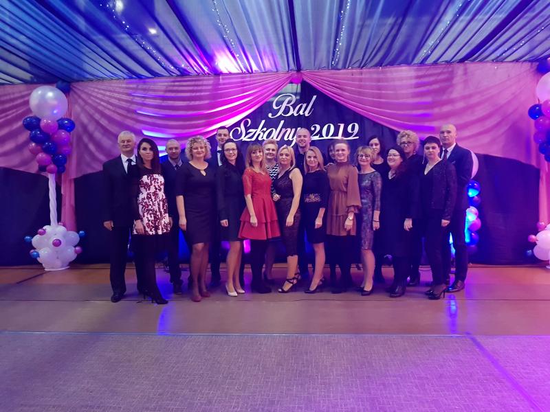 Bal Szkolny 2019 - szkolna zabawa i Polonez w wykonaniu klas gimnazjalnych.  Duża porcja zdjęć z tego wydarzenia! 