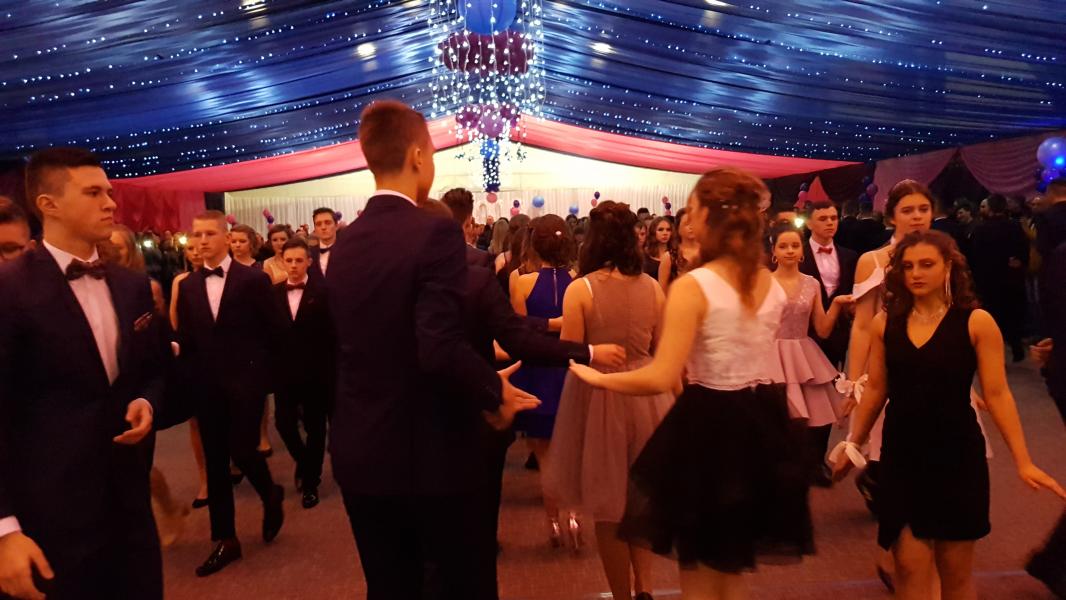 Bal Szkolny 2019 - szkolna zabawa i Polonez w wykonaniu klas gimnazjalnych.  Duża porcja zdjęć z tego wydarzenia! 