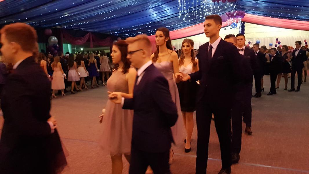 Bal Szkolny 2019 - szkolna zabawa i Polonez w wykonaniu klas gimnazjalnych.  Duża porcja zdjęć z tego wydarzenia! 
