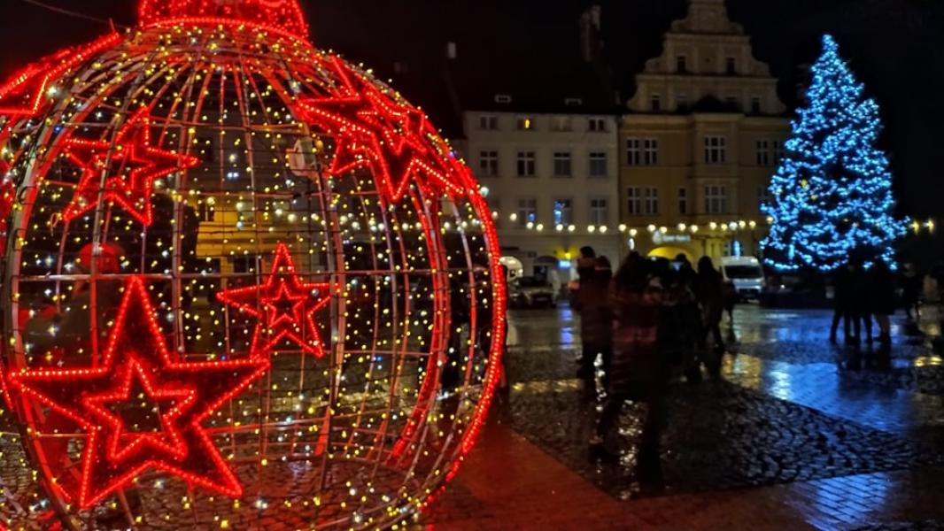 Tłumy na placu Wolności. Włączenie świątecznych iluminacji.