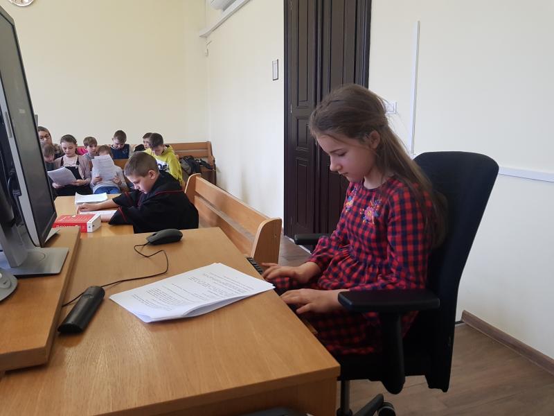 Dzień Edukacji Prawnej - dzieci z Białogardu wzięły udział w symulacji rozprawy sądowej. ZDJĘCIA