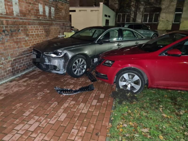 Nastolatka bez prawa jazdy z impetem rozbiła dwa zaparkowane pojazdy