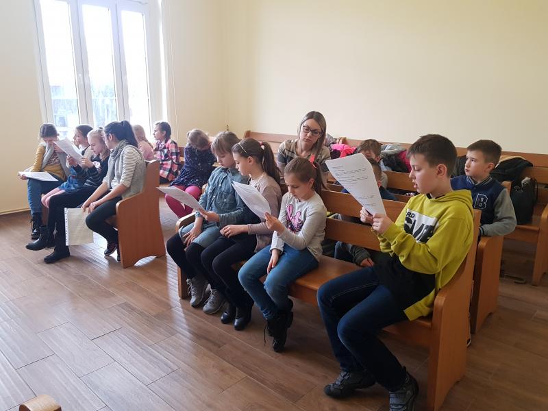 Dzień Edukacji Prawnej - dzieci z Białogardu wzięły udział w symulacji rozprawy sądowej. ZDJĘCIA