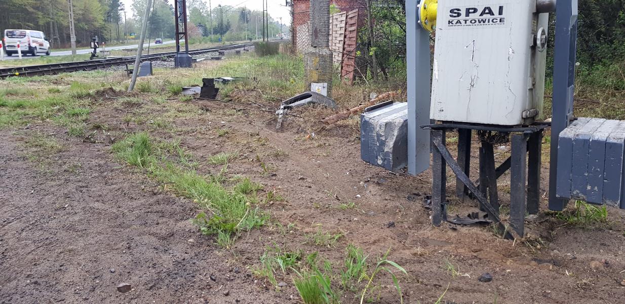 Uderzył w szlaban i uciekł. Zostawił tablice rejestracyjną.