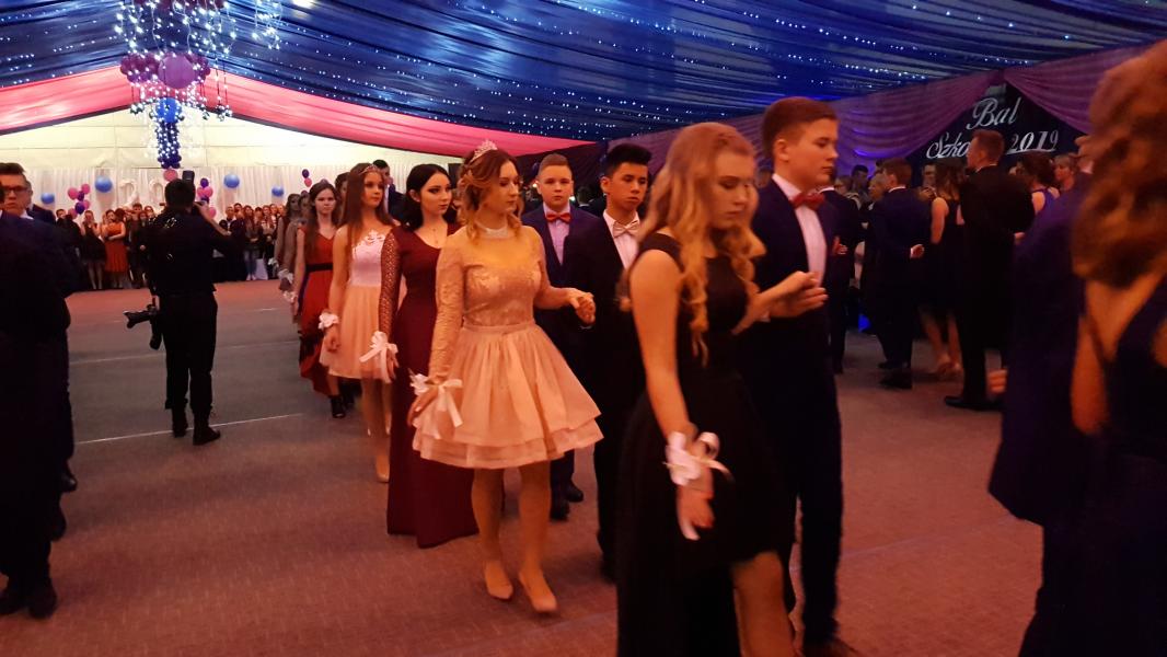 Bal Szkolny 2019 - szkolna zabawa i Polonez w wykonaniu klas gimnazjalnych.  Duża porcja zdjęć z tego wydarzenia! 