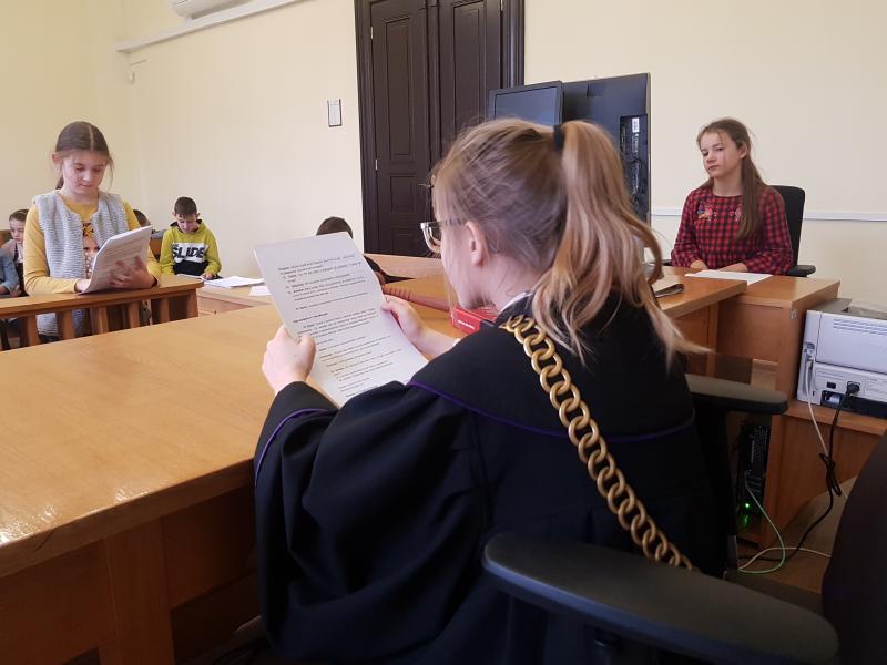 Dzień Edukacji Prawnej - dzieci z Białogardu wzięły udział w symulacji rozprawy sądowej. ZDJĘCIA
