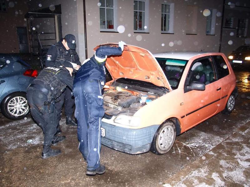Kierowca z sądowym zakazem oraz narkotykami wpadł w ręce mundurowych.