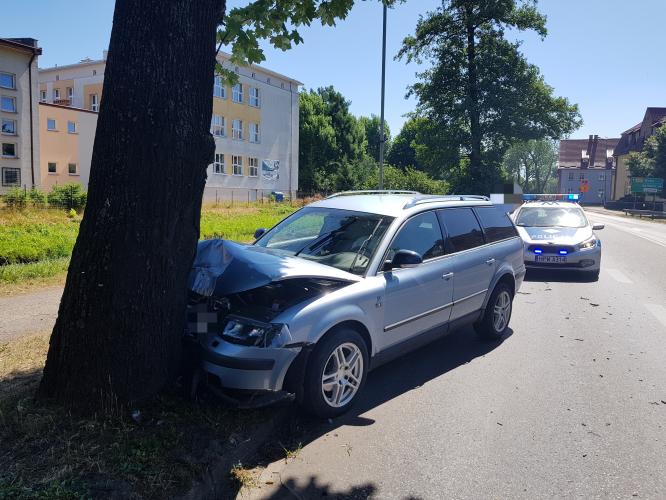 Volkswagen passat uderzył w drzewo. 