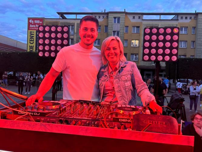 Taniec pod gwiazdami – Plac Wolności rozbrzmiał muzyką i radością