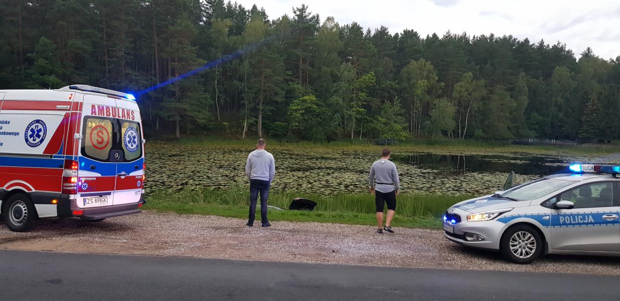 Chciał uniknąć czołowego zderzenia - BMW wpadło do stawu! 