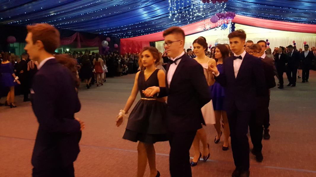 Bal Szkolny 2019 - szkolna zabawa i Polonez w wykonaniu klas gimnazjalnych.  Duża porcja zdjęć z tego wydarzenia! 
