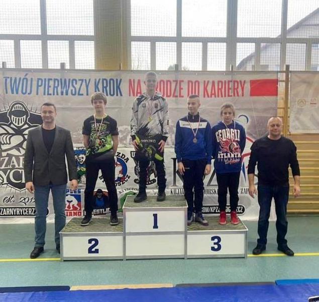 12 medali dla najmłodszych Białogardzkich zapaśników.