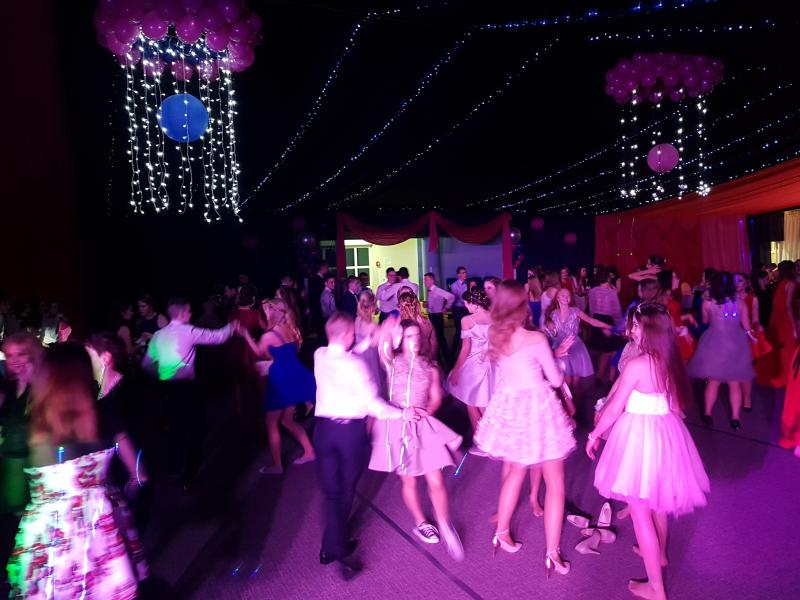 Bal Szkolny 2019 - szkolna zabawa i Polonez w wykonaniu klas gimnazjalnych.  Duża porcja zdjęć z tego wydarzenia! 