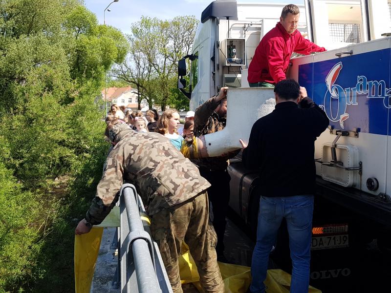 Zarybienia Parsęty smoltem troci i łososia  - dzieci biorą udział. 