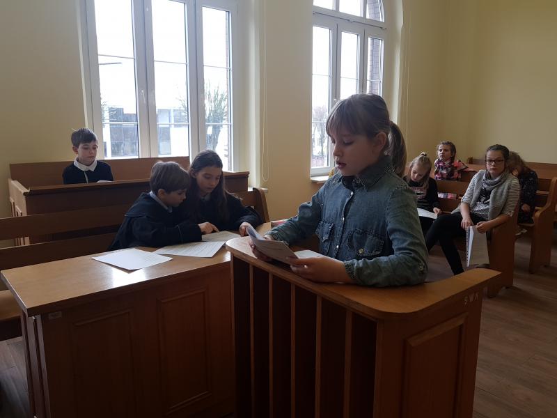 Dzień Edukacji Prawnej - dzieci z Białogardu wzięły udział w symulacji rozprawy sądowej. ZDJĘCIA