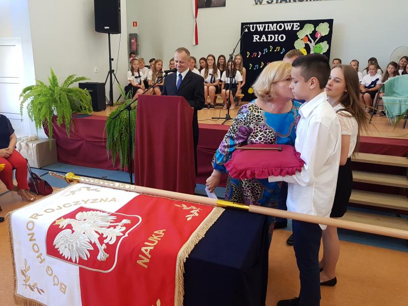 Szkoła podstawowa w Stanominie ma już swojego patrona! Fotorelacja z uroczystości. 