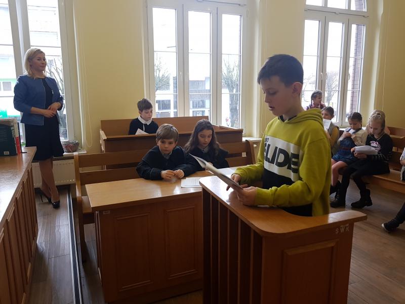 Dzień Edukacji Prawnej - dzieci z Białogardu wzięły udział w symulacji rozprawy sądowej. ZDJĘCIA