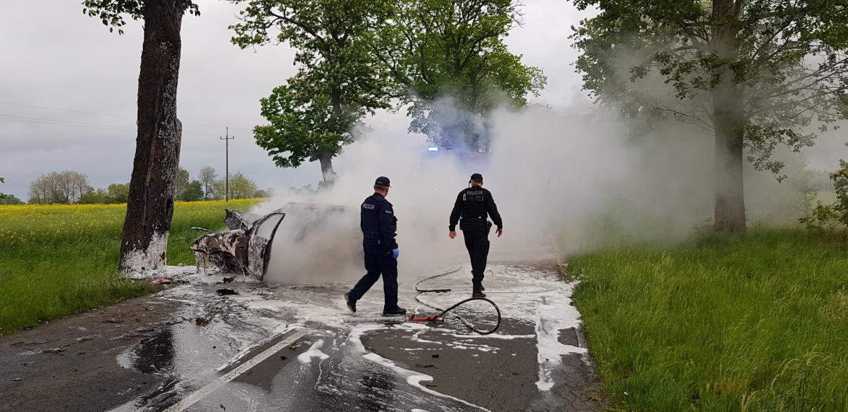 Tragiczny wypadek pod Tychowem! Kierowca spłonął po czołowym uderzeniu w drzewo.