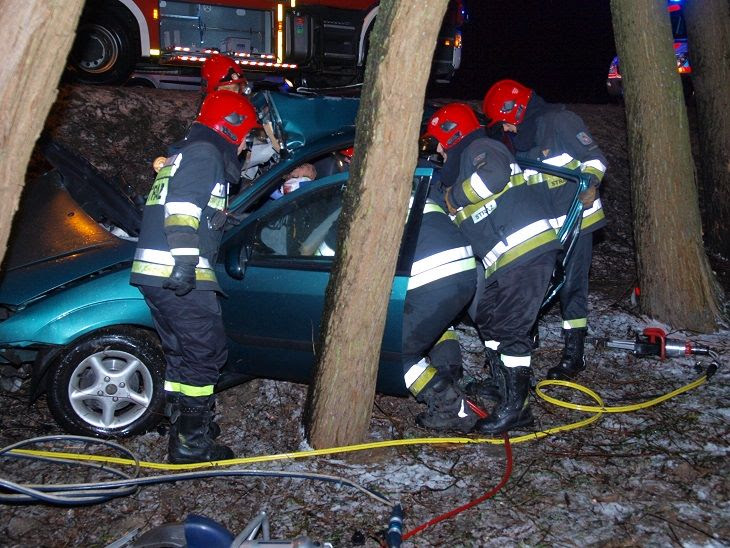 Poważny wypadek. Auto wypadło z drogi i uderzyło w drzewo.