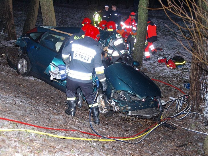 Poważny wypadek. Auto wypadło z drogi i uderzyło w drzewo.