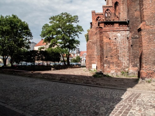 Ludzkie szczątki koło kościoła 