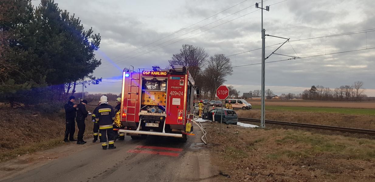 Zderzenie Opla z pociągiem na niestrzeżonym przejeździe kolejowym pod Karlinem