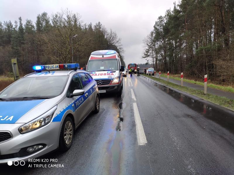 Zderzenie pojazdów pod Karlinem. Dwie osoby ranne. 