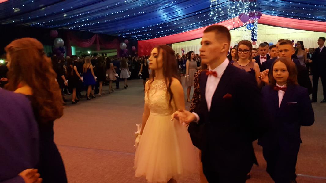 Bal Szkolny 2019 - szkolna zabawa i Polonez w wykonaniu klas gimnazjalnych.  Duża porcja zdjęć z tego wydarzenia! 