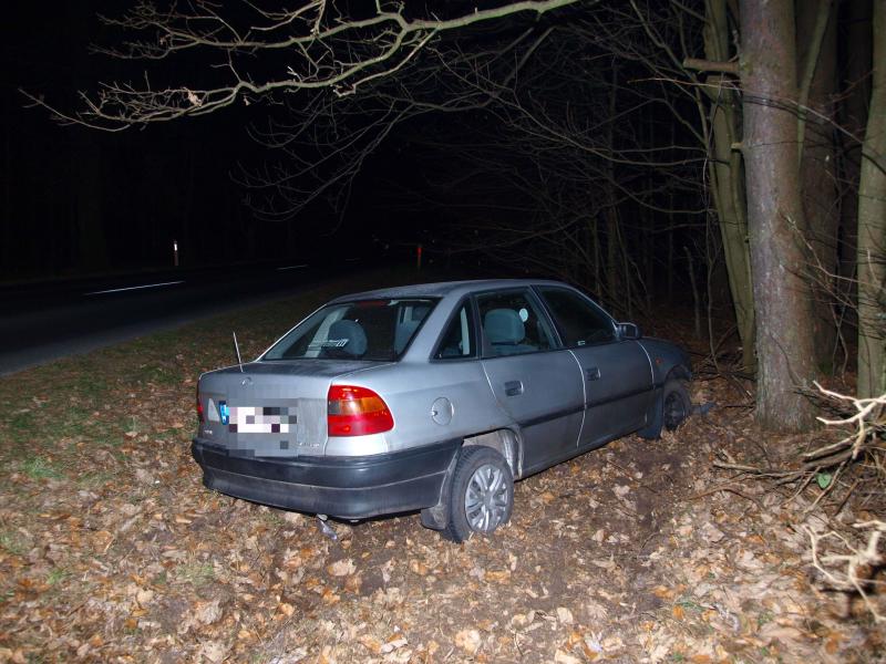 Wypadek pod Białogardem  - Opel wypadł z drogi! 