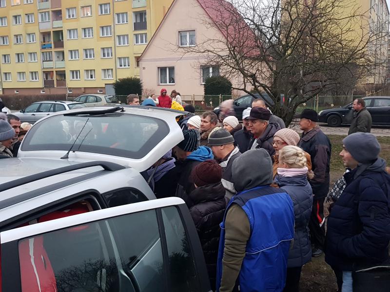 Akcja rozdawania ryb zakończyła się sukcesem, przyszło bardzo dużo osób. 
