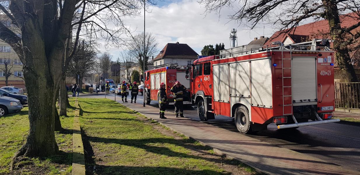 Zderzenie auta osobowego z autobusem komunikacji miejskiej w centrum Białogardu.  Jedna osoba ranna.