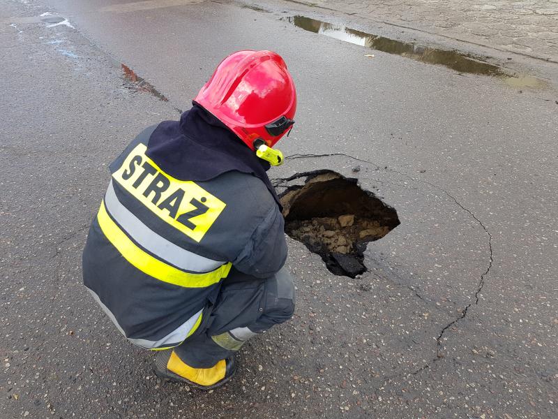 Zapadła się droga w Białogardzie.