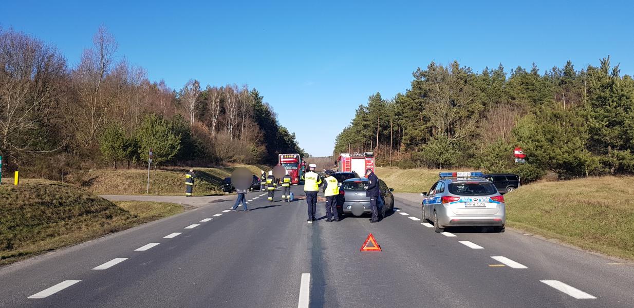 Zderzenie trzech pojazdów na obwodnicy Karlina. Droga całkowicie zamknięta!