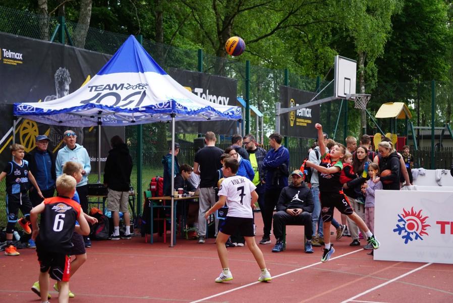 Udany występ młodych koszykarzy Akademii Sportu Mały Kosz w Człuchowie