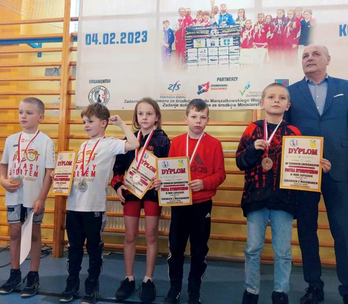 Młodzi zapaśnicy z sukcesami podczas turnieju.