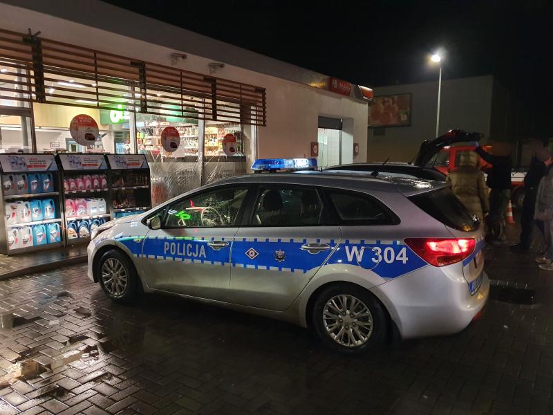 Uderzył samochodem w budynek stacji paliw. Trafił do aresztu!