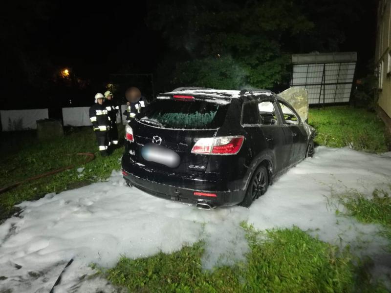 Nocny pożar samochodu w Karlinie - Mazda spłonęła doszczętnie.