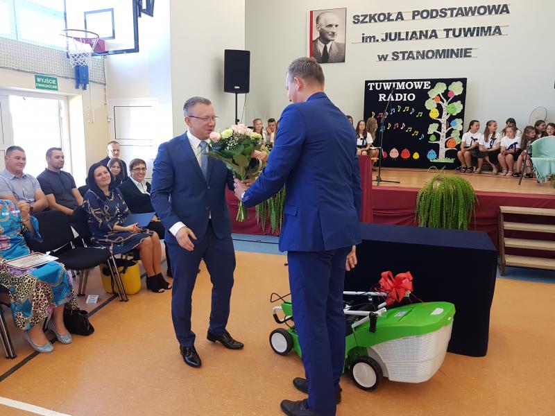 Szkoła podstawowa w Stanominie ma już swojego patrona! Fotorelacja z uroczystości. 