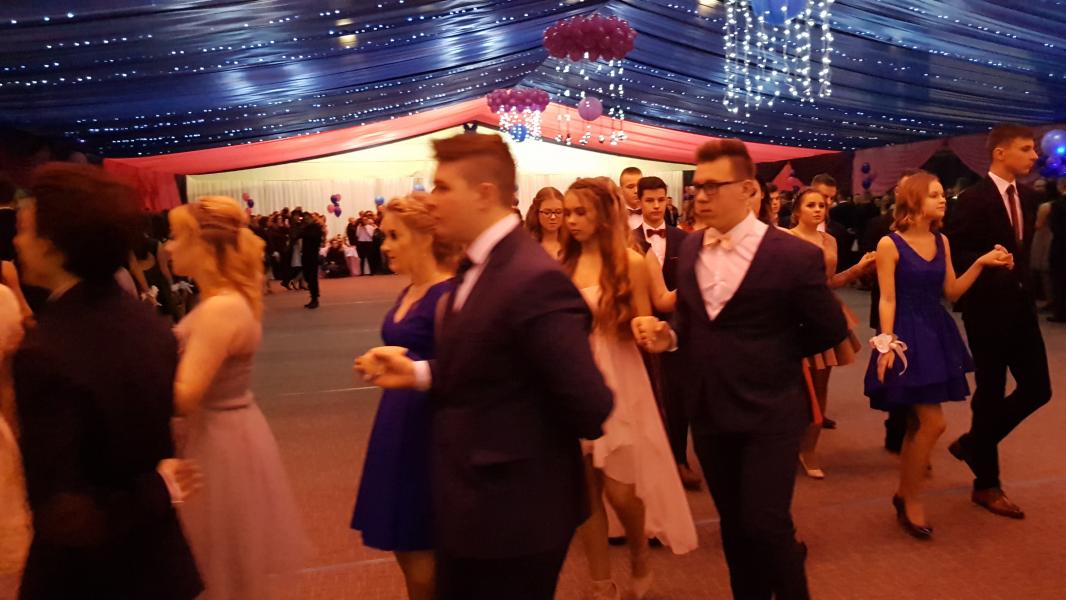 Bal Szkolny 2019 - szkolna zabawa i Polonez w wykonaniu klas gimnazjalnych.  Duża porcja zdjęć z tego wydarzenia! 