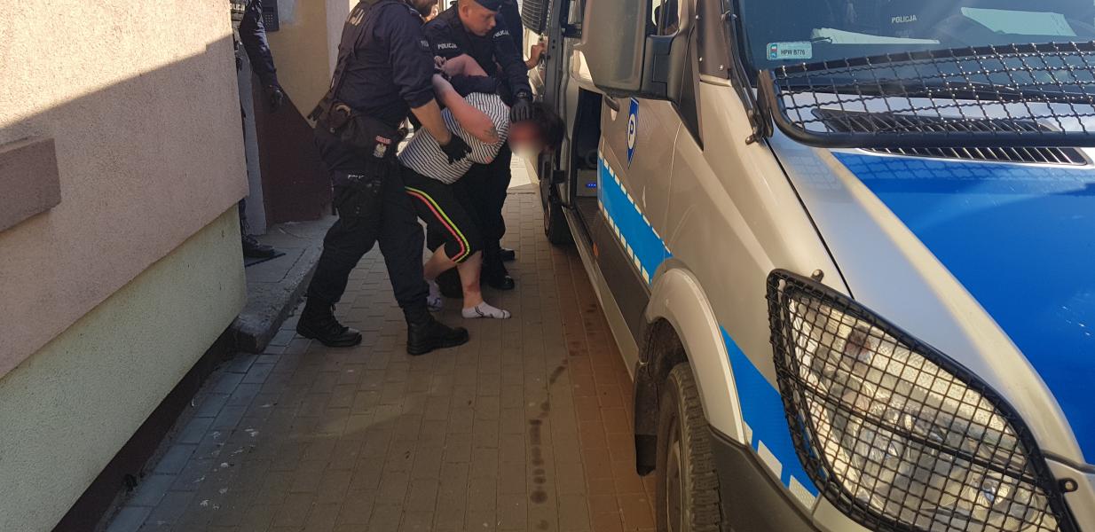 Mężczyzna poważnie ugodzony nożem podczas libacji alkoholowej! Trafił do szpitala. 