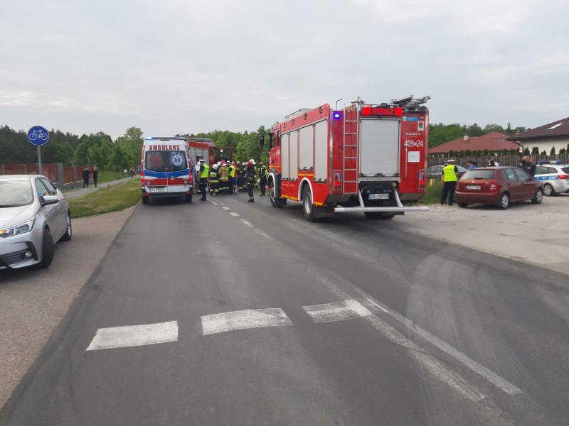 Dachowanie auta osobowego w Karlinie  - trzy osoby ranne! 